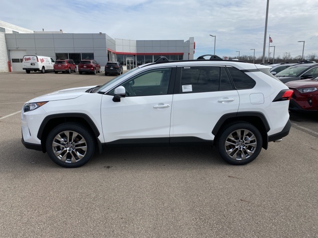 $33,505 2020 Toyota RAV4 XLE Premium Super White 4D Sport Utility in Beavercreek