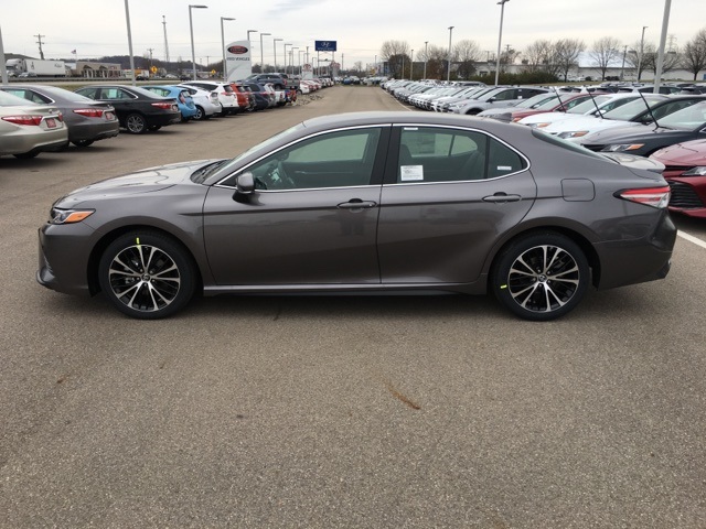 New 2019 Toyota Camry Gray SE 4D Sedan in Beavercreek