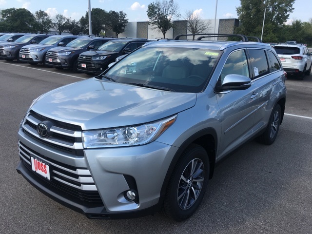 New 2019 Toyota Highlander Silver XLE 4D Sport Utility in Beavercreek